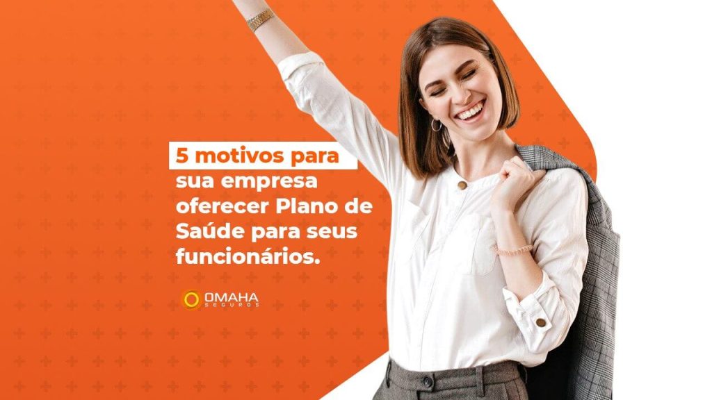 Mulher sorrindo com um dos braços levantados e punho cerrado na capa comemorando o fato de sua empresa ter plano de saúde para funcionários